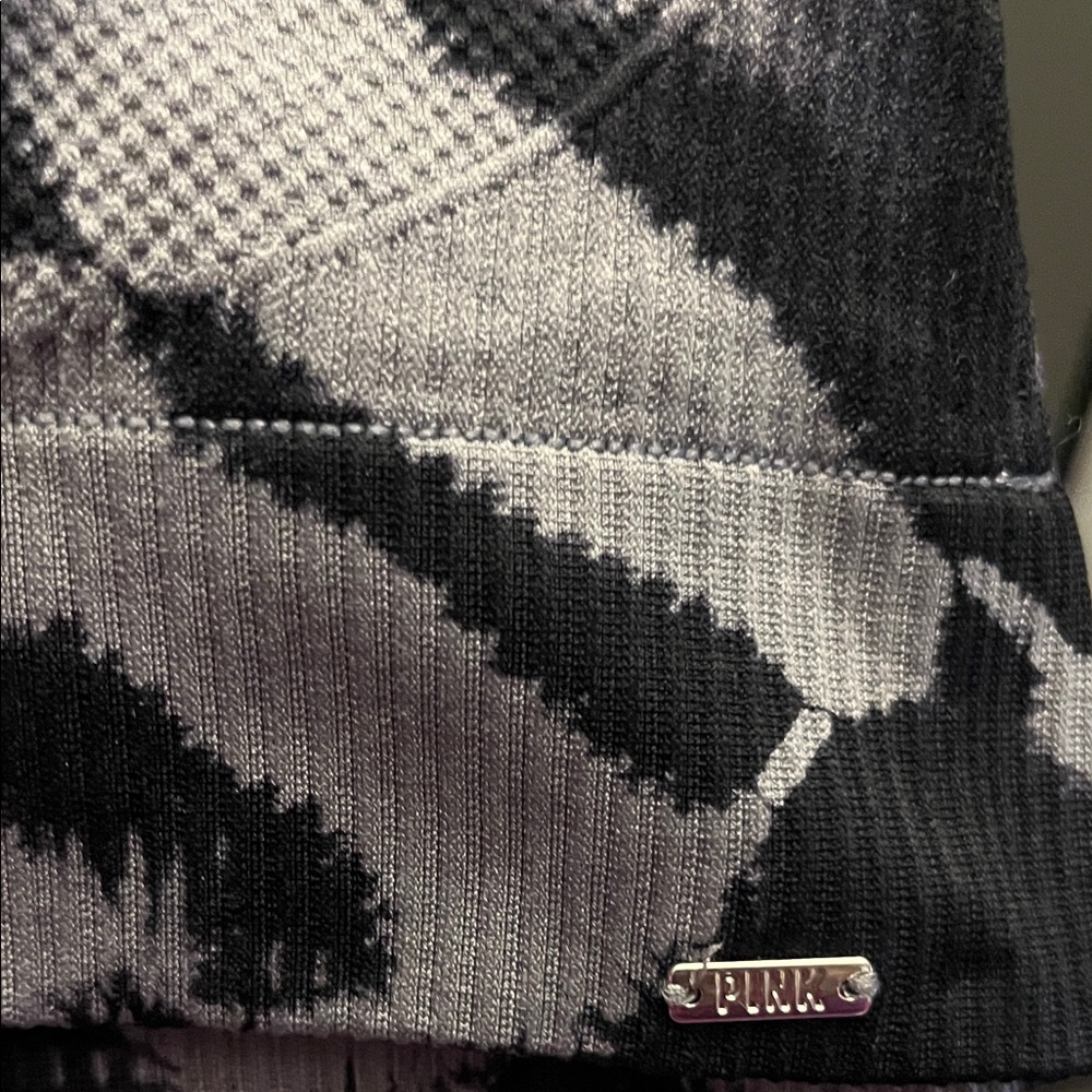 PINK Victoria's Secret Monochrome Tie-Dye Sports Bra - Picture 4 of 4